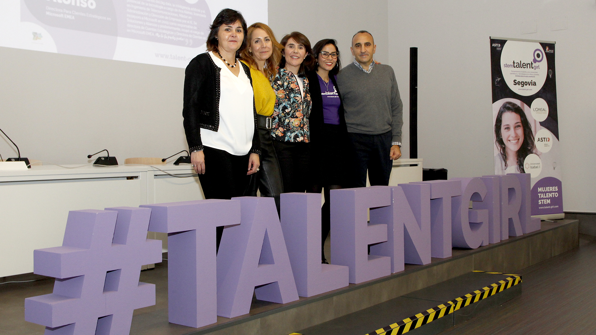 Gloria Bartolomé, Ana Alonso, Carmen Well, Soraya Polanco y José Carlos Gómez en la apertura del programa. / NEREA LLORENTE