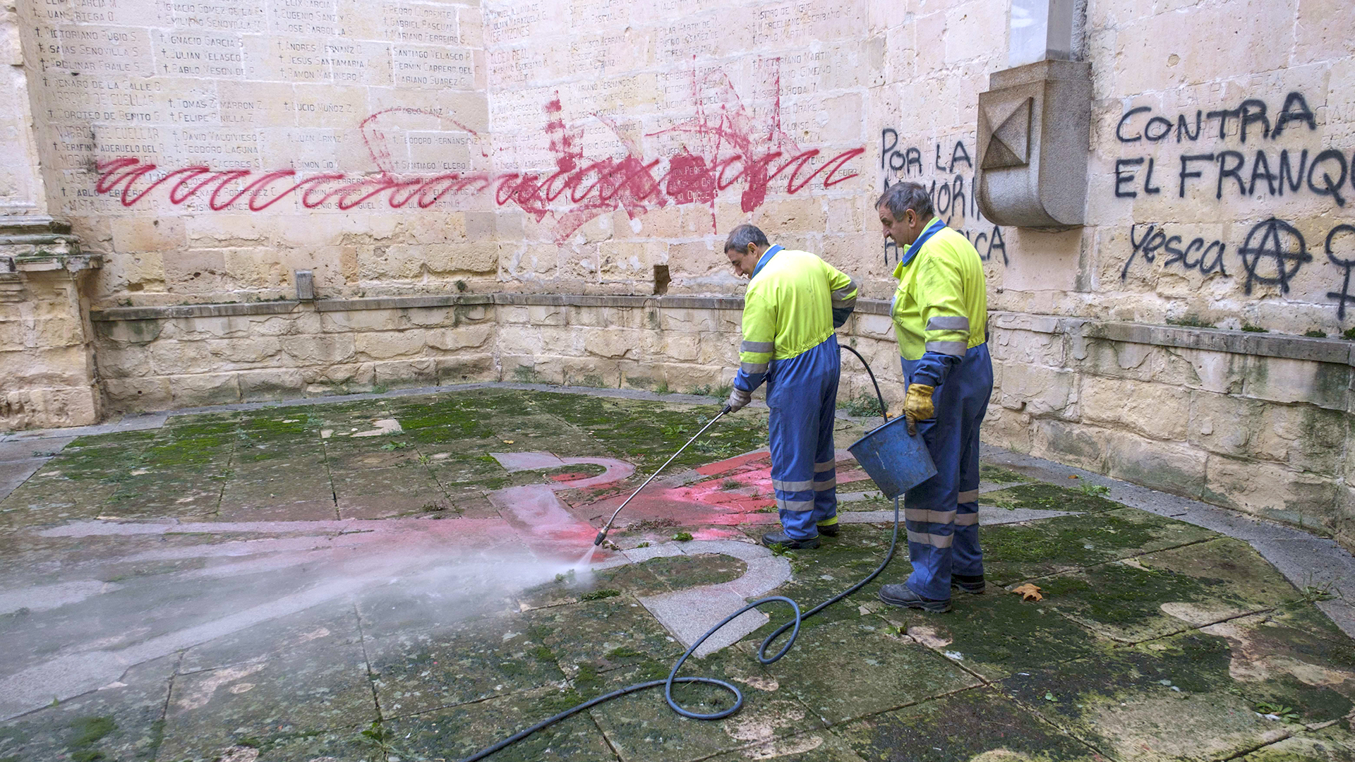 Los operarios iniciaron ayer los trabajos de limpieza utilizando líquidos a presión. / Kamarero