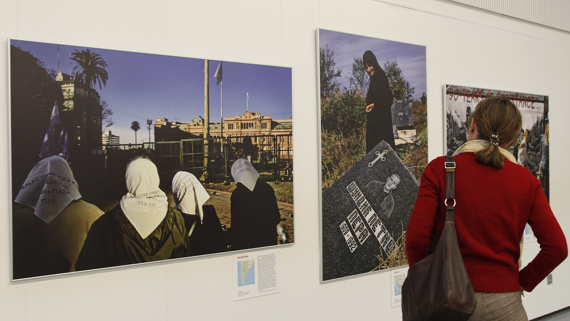 Colección de fotografías de JM López expuesta en la Biblioteca. /NEREA LLORENTE