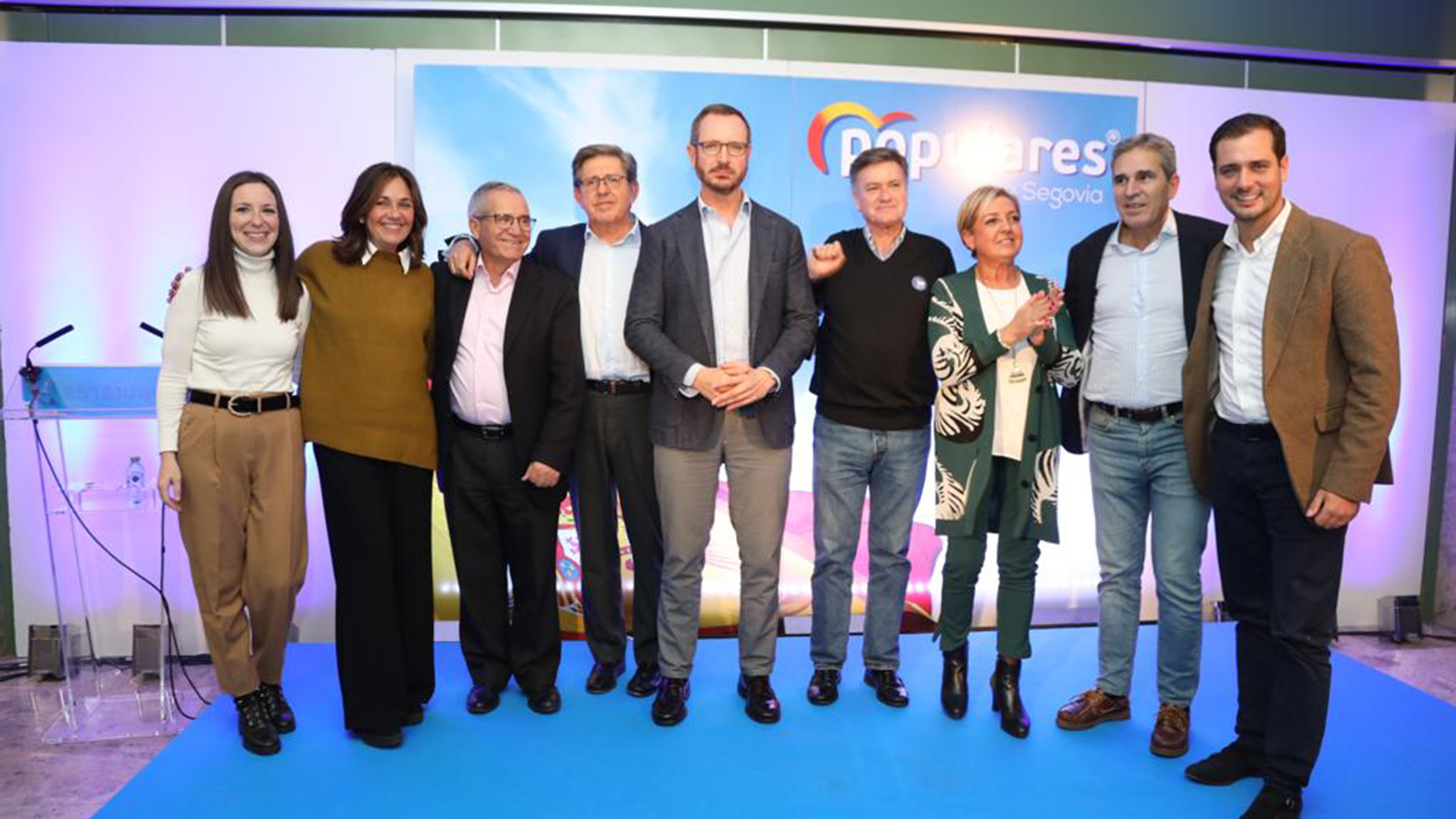 Javier Maroto, en el centro, con los candidatos y representantes del PP, tras la convención de interventores. / E. A.