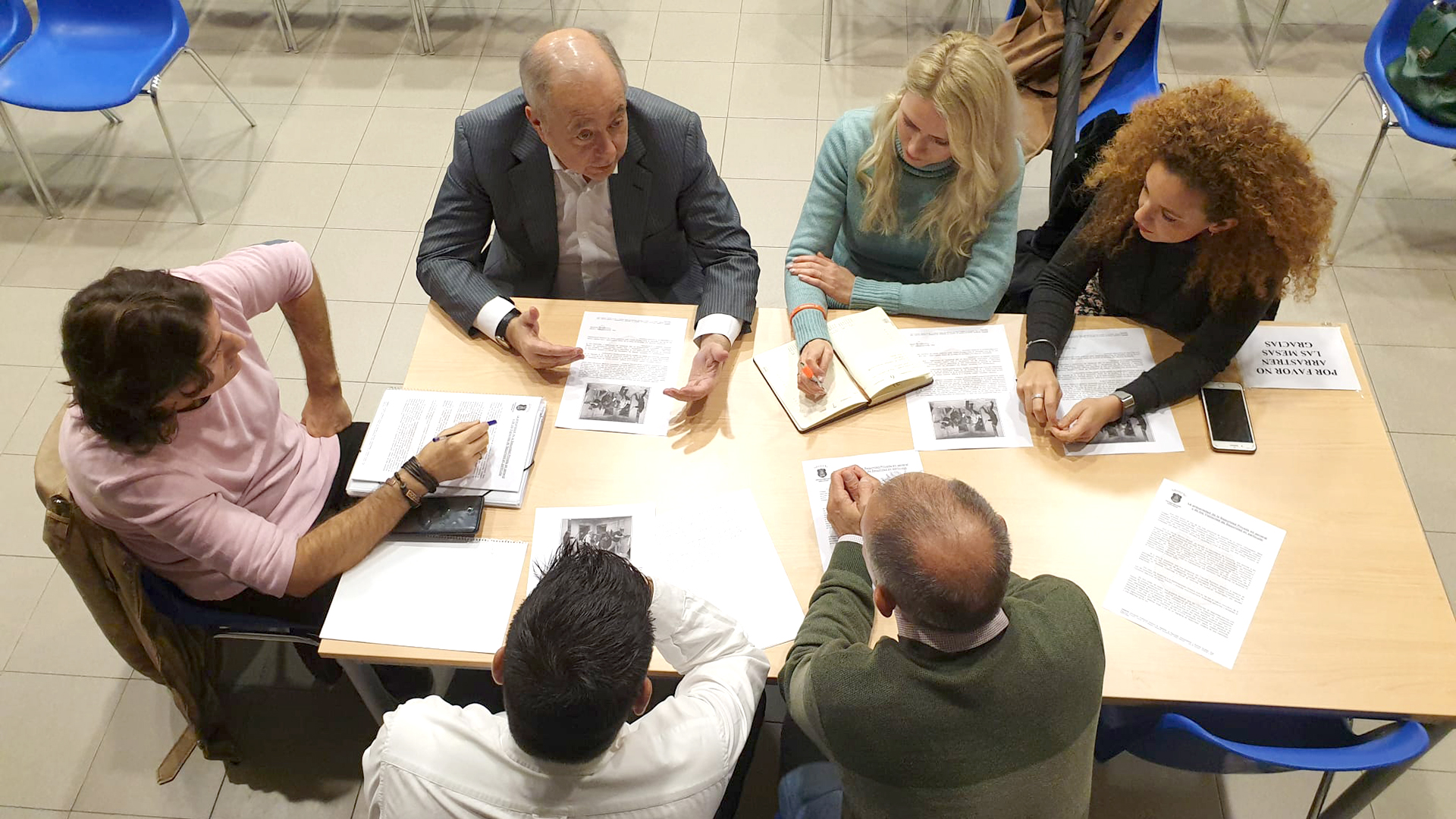 Los candidatos de Ciudadanos con representantes de ARSEPRI. / E. A.