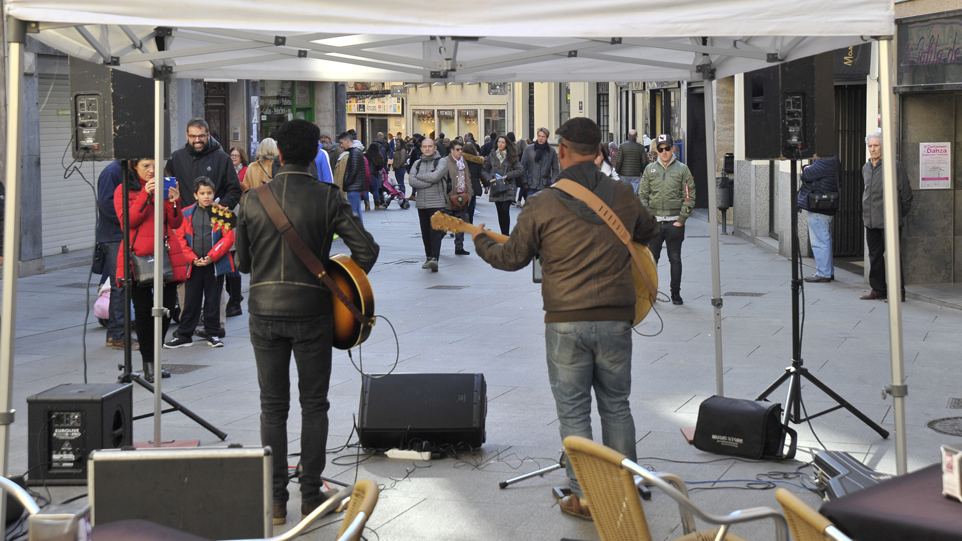 Una de las actuaciones musicales incluidas en la primera edición de la campaña de apoyo al comercio local. / Kamarero