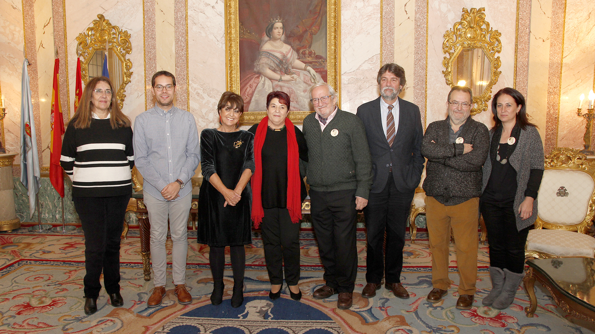 La alcaldesa, Clara Luquero, que preside este año la Red de Ciudades Machadianas, junto al resto de asistentes a la asamblea celebrada en Segovia. / Nerea