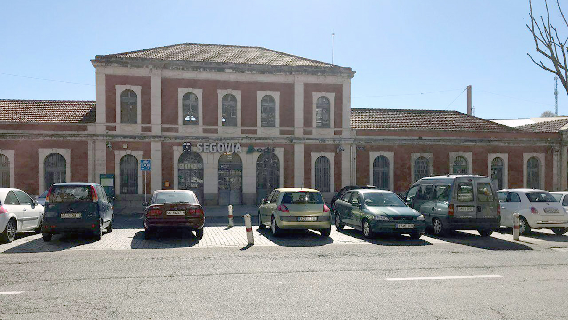 Fachada principal de la estación de ferrocarril, en la carretera de Villacastín. / E. A.