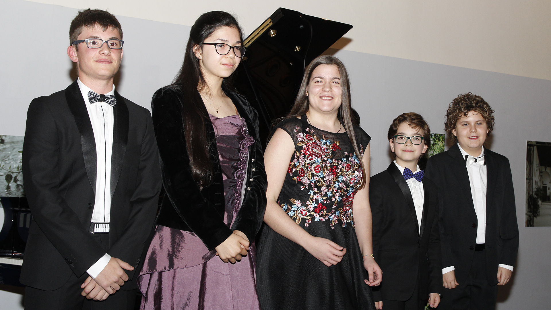 Los galardonados han posado en La Alhóndiga, donde esta  tarde han ofrecido un concierto con entrada libre. / Nerea Llorente