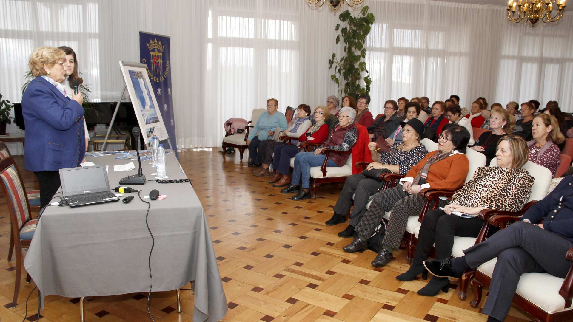 La presidenta de Femur, Juana Borrego, dirigiéndose a las mujeres asistentes a la convocatoria. / n. llorente