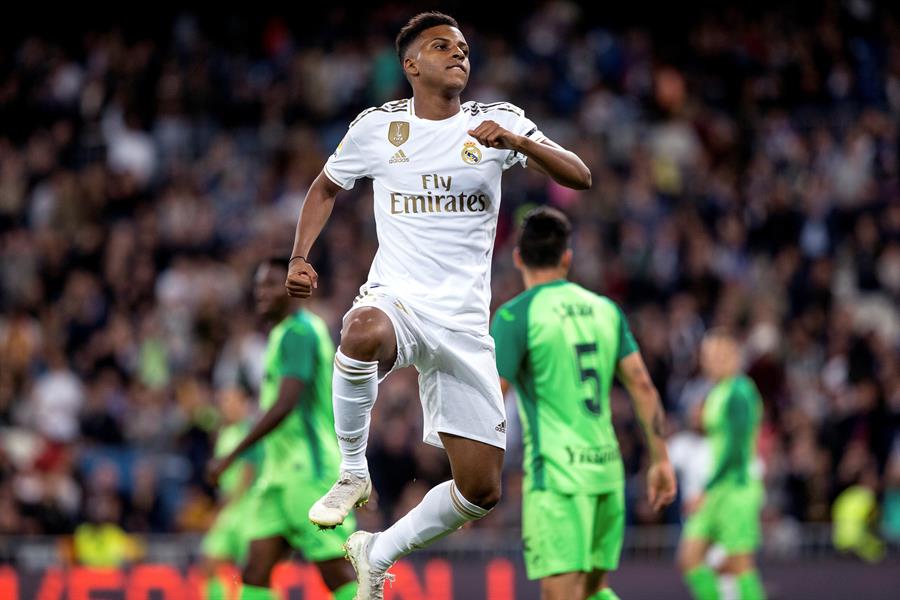 Rodrygo, que se ha consolidado en el frente de ataque del Real Madrid, celebra un gol en el Santiago Bernabéu. / EFE
