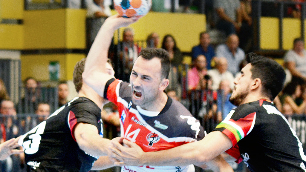 El capitán del Viveros Herol Nava, Carlos Villagrán, intenta traspasar la defensa del Logroño. / A. MARUGÁN