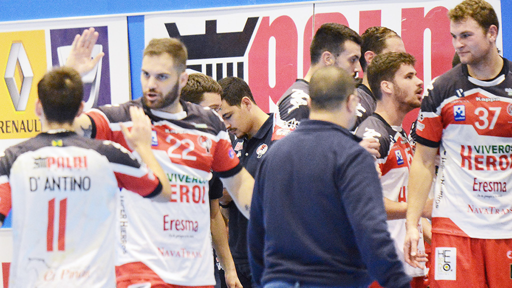 Los jugadores del Viveros Herol Nava se saludan al terminar su partido ante el Barcelona. / AMADOR MARUGÁN
