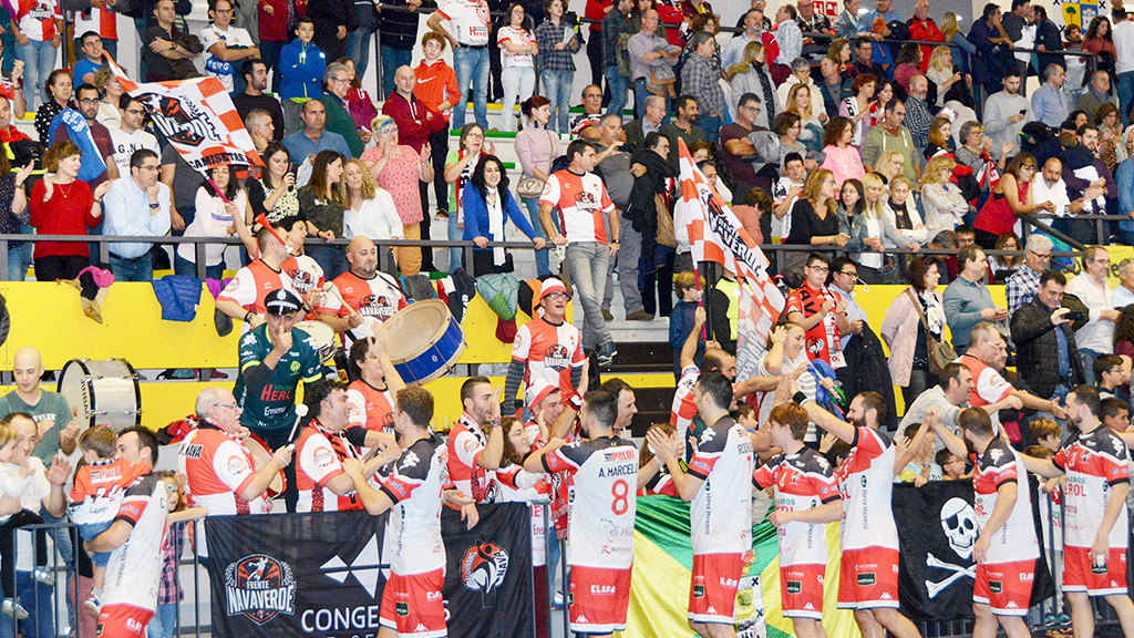 Los jugadores del Viveros Herol Nava saludan a sus seguidores al finalizar el último partido de liga jugado en casa ante el Cantabria Sinfín. / AMADOR MARUGÁN