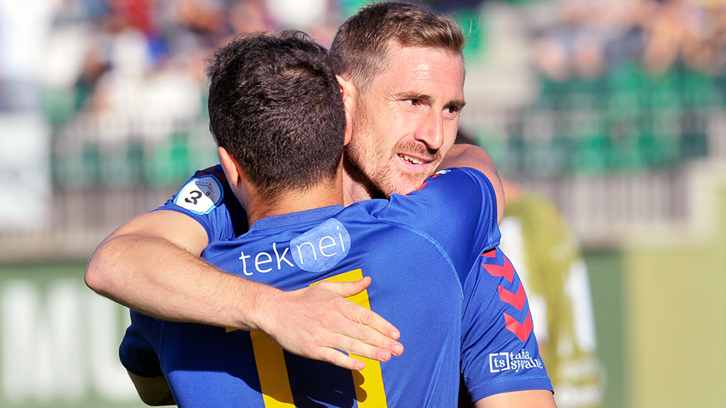 El delantero de la Segoviana Dani Arribas se abraza con Dani Abad en la celebración de un gol. / KAMARERO
