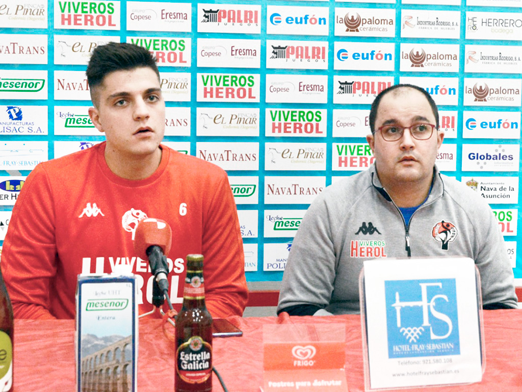 El jugador del Viveros Herol Nava Eduardo Fernández y el entrenador Dani Gordo, en la rueda de prensa. / A. MARUGÁN
