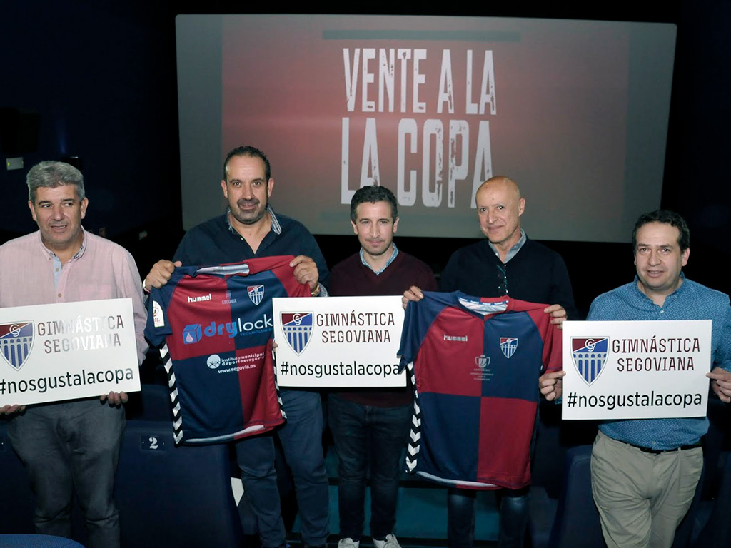 Miembros de la Junta Directiva de la Segoviana, con los carteles de la Copa y las camisetas diseñadas para el encuentro. / JUAN MARTÍN-GIMNÁSTICA SEGOVIANA