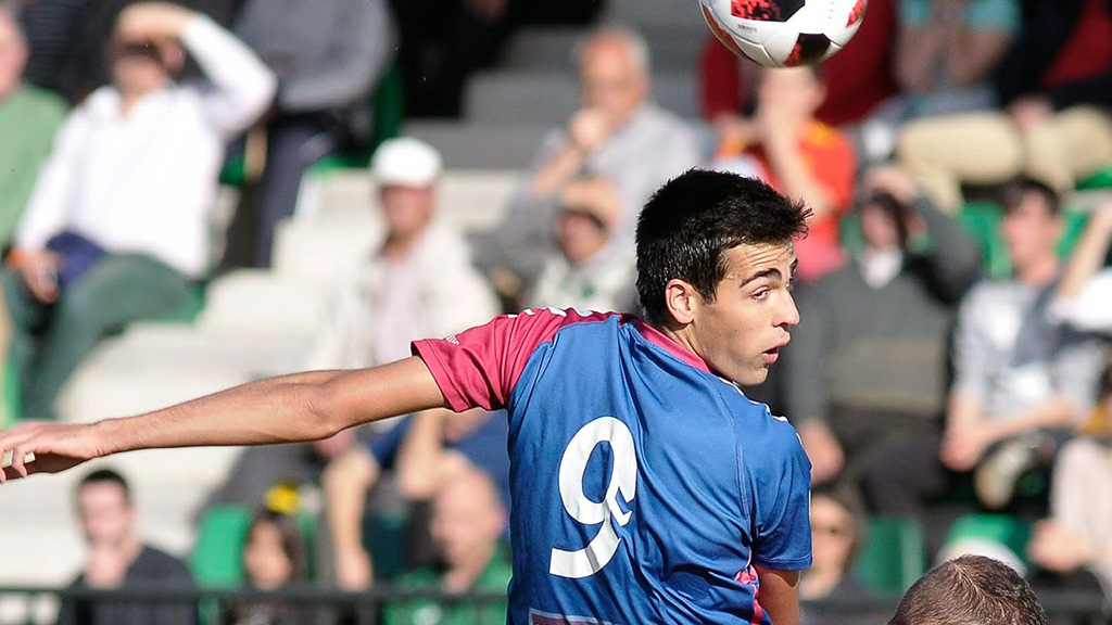 Diego Gómez trata de rematar un balón de cabeza. / JUAN MARTÍN-GIMNÁSTICA SEGOVIANA