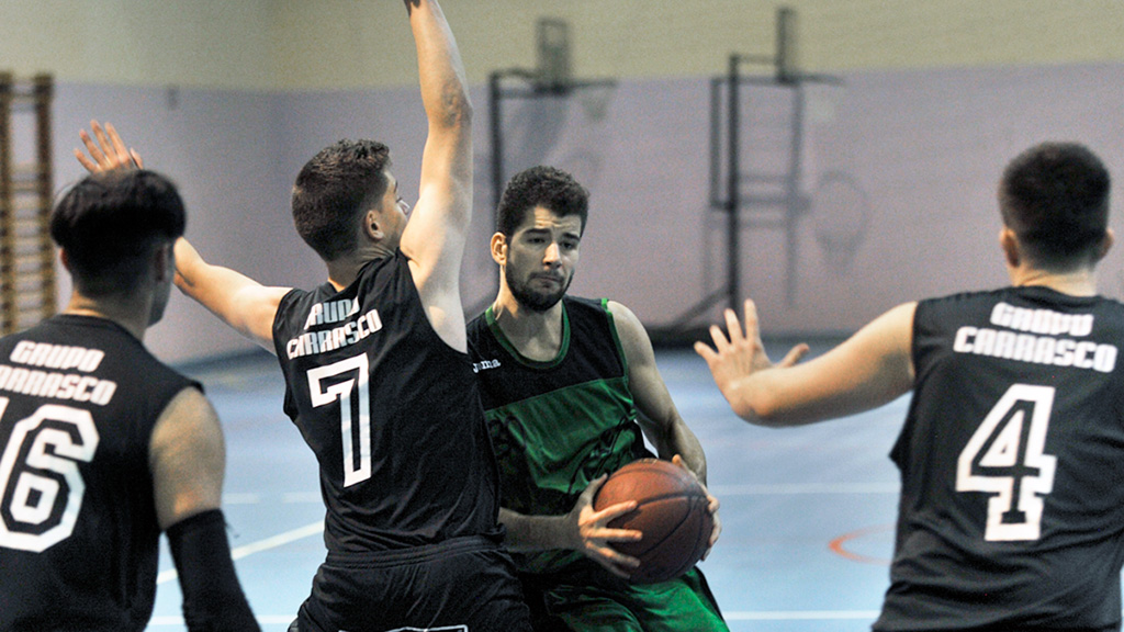 Un jugador del CD Claret se dispone a entrar a canasta ante la defensa del CB Soria. / KAMARERO