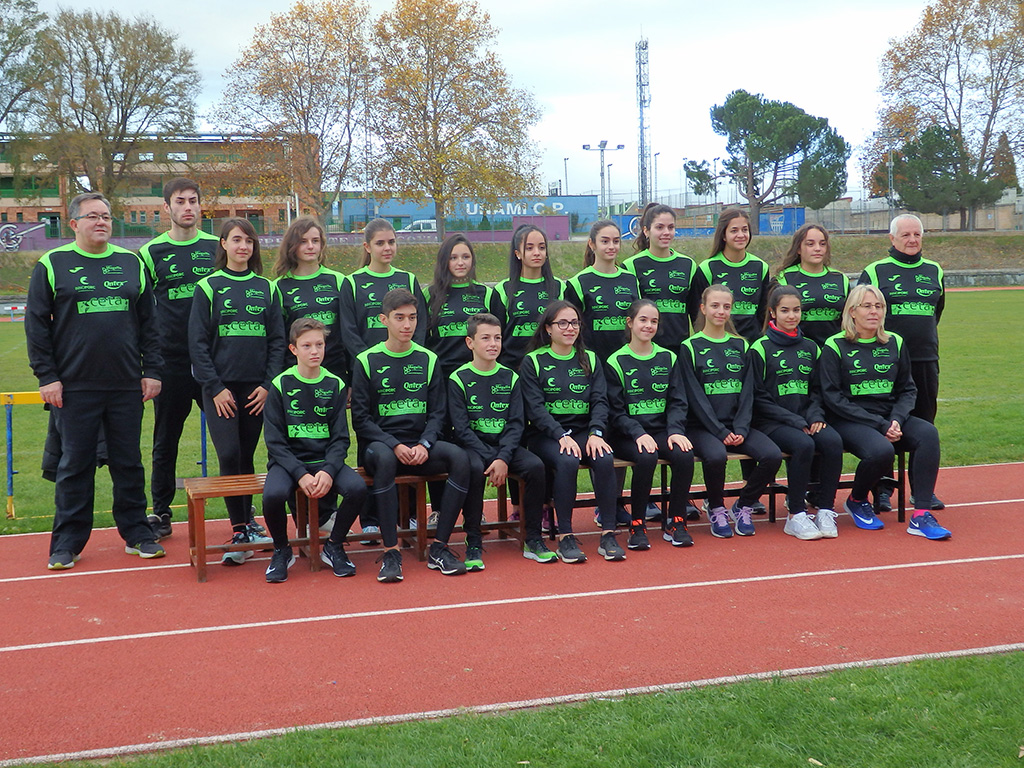 Los atletas becados del Centro de Especialización Técnica de Atletismo (CETA), en las pistas Antonio Prieto. / CETA