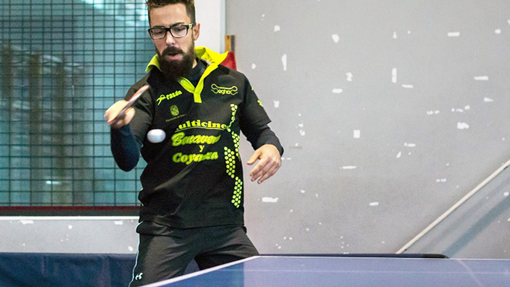 Fernando García golpea a la bola de derecha en uno de los partidos jugados ante el Fuenlabrada. / CD SEGHOS