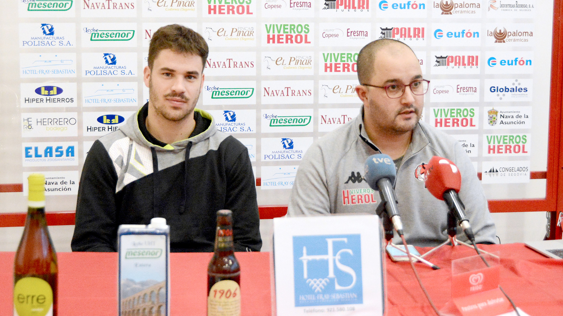El jugador del Viveros Herol Nava Rodrigo Pérez y el entrenador Dani Gordo, ambos con pasado ademarista, durante la rueda de prensa previa. / A. MARUGÁN
