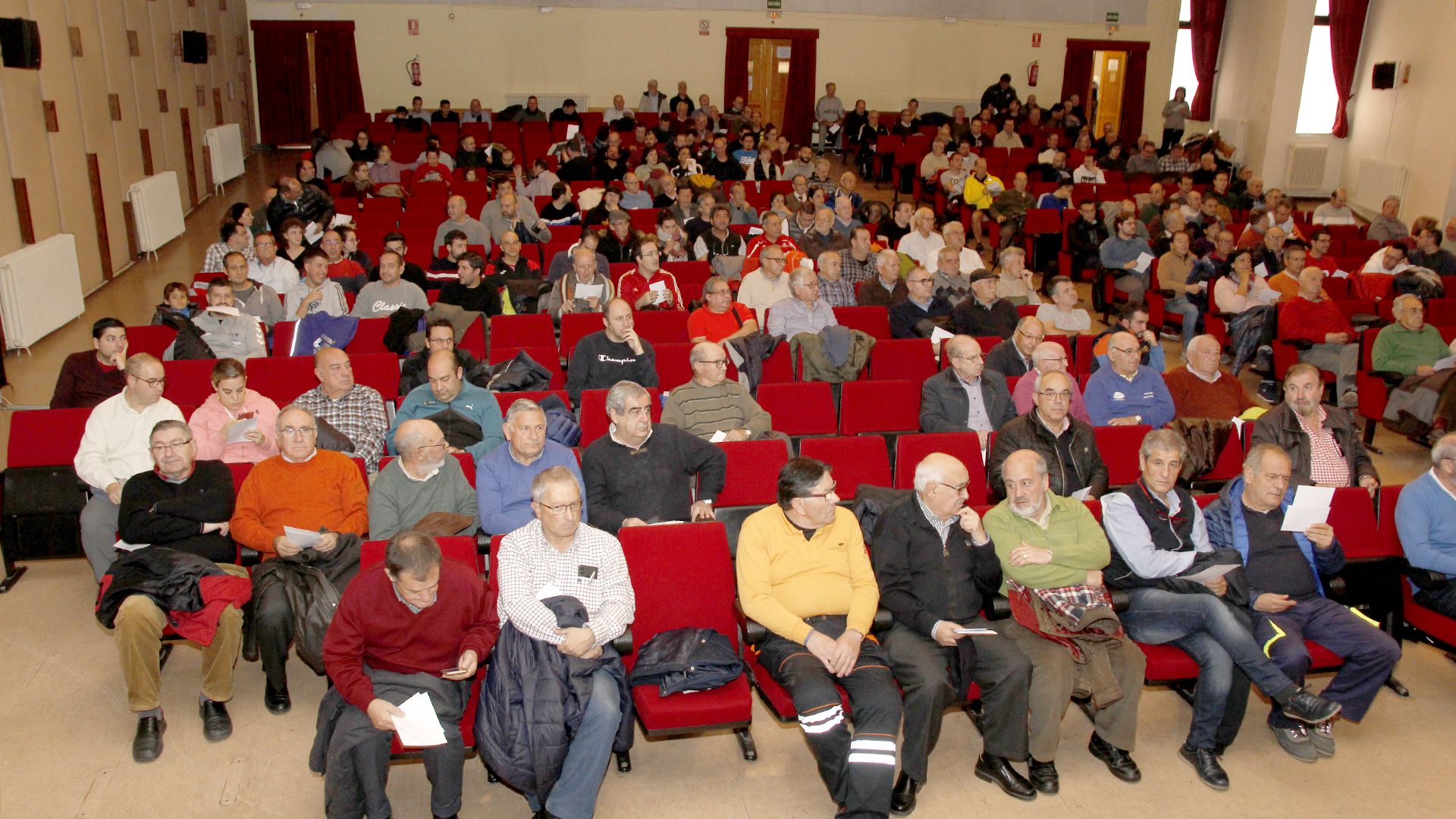Aspecto del Salón de Actos del IES Andrés Laguna minutos antes de la votación. / NEREA LLORENTE