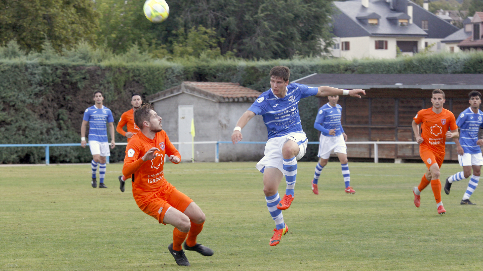 Dani Lázaro golpea el balón superando la marca de su oponente durante un partido del CD La Granja. / NEREA LLORENTE