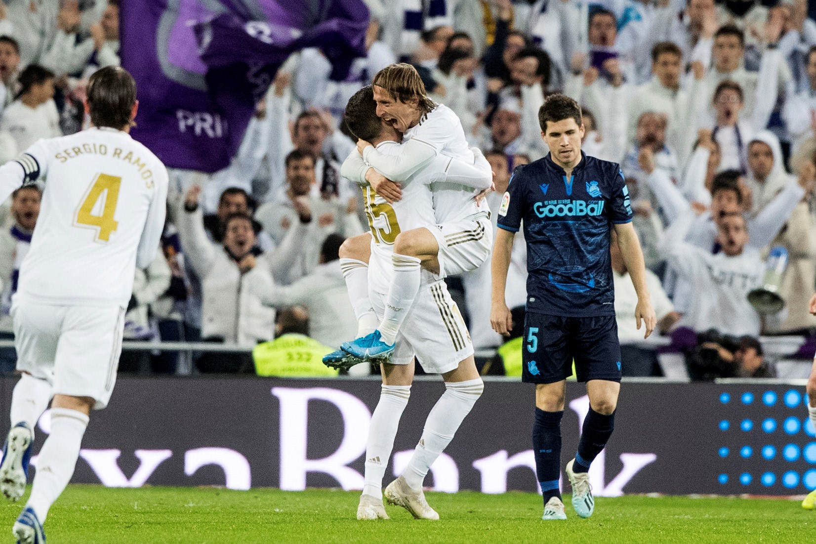 El jugador del Real Madrid Federico Valverde celebra con su compañero Luka Modric uno de los goles en el Bernabéu. / Efe