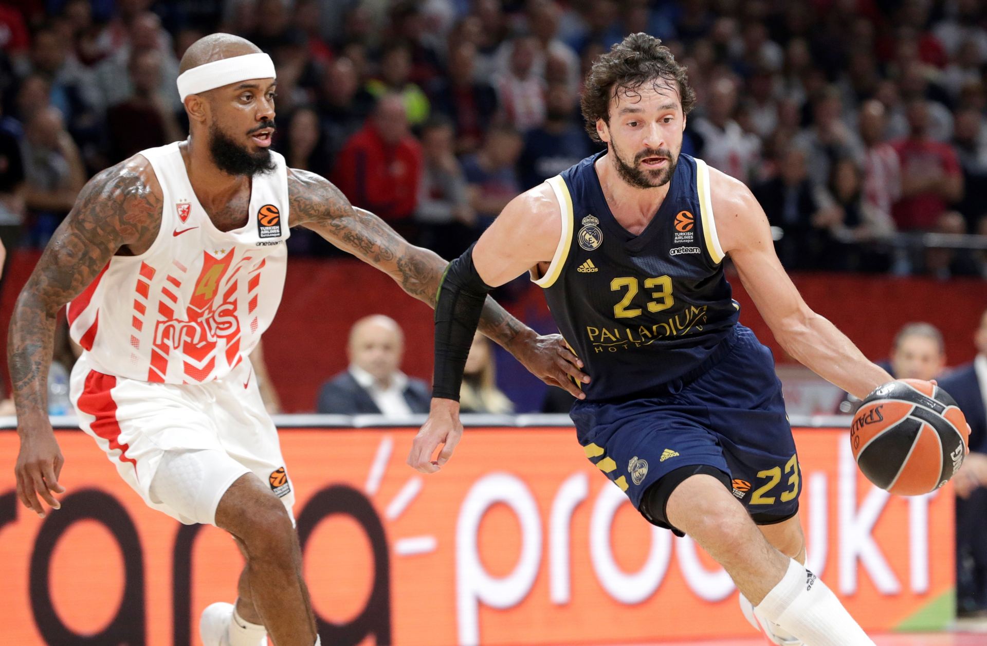 El jugador del Real Madrid Sergio Llull pelea un balón con Lorenzo Brown, del Estrella Roja. / EFE