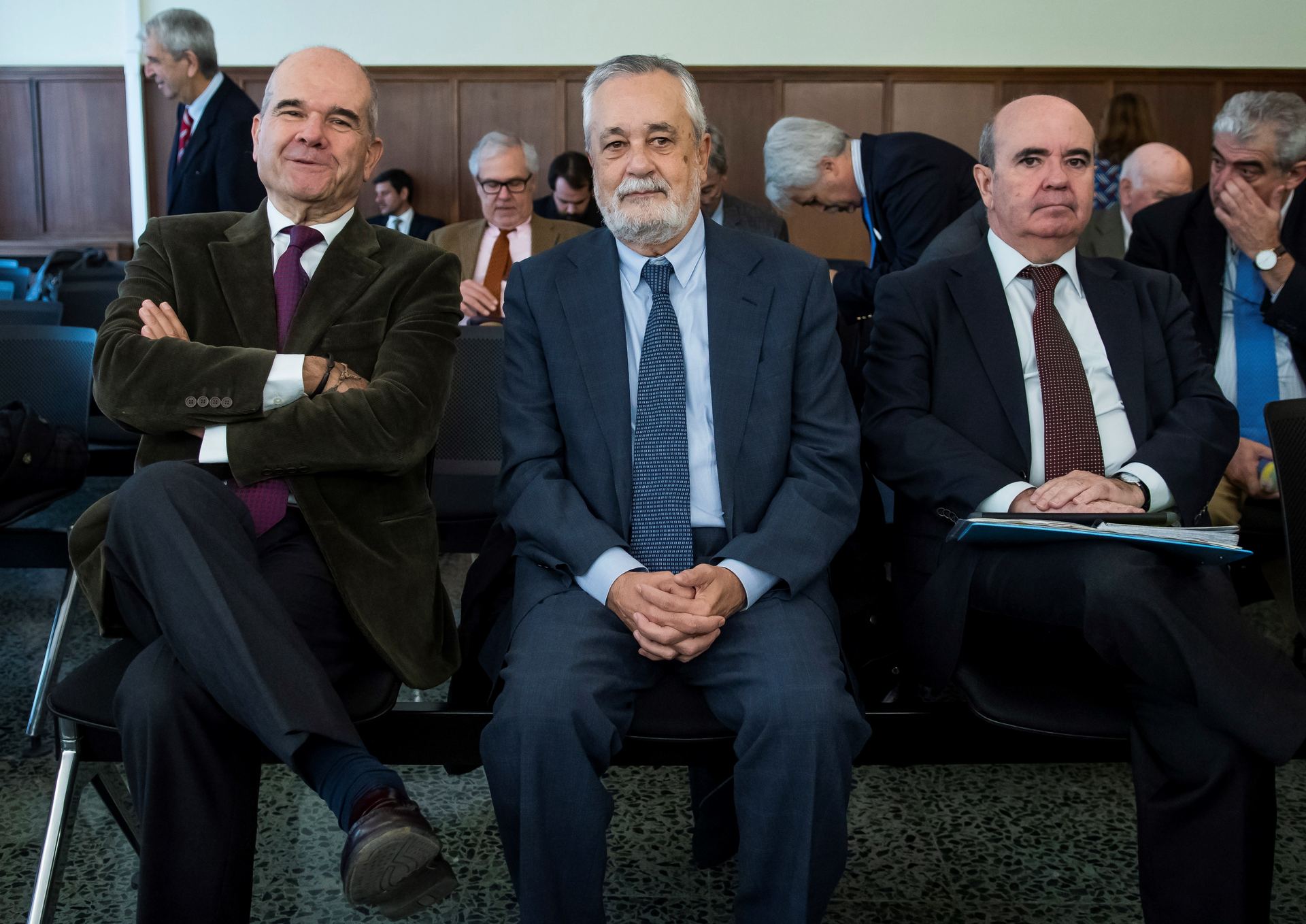 Los expresidentes socialistas Manuel Chaves (i) y José Antonio Griñán (c), y el ex consejero de Presidencia Gaspar Zarrías (d), en la sala de la Audiencia de Sevilla. / EFE