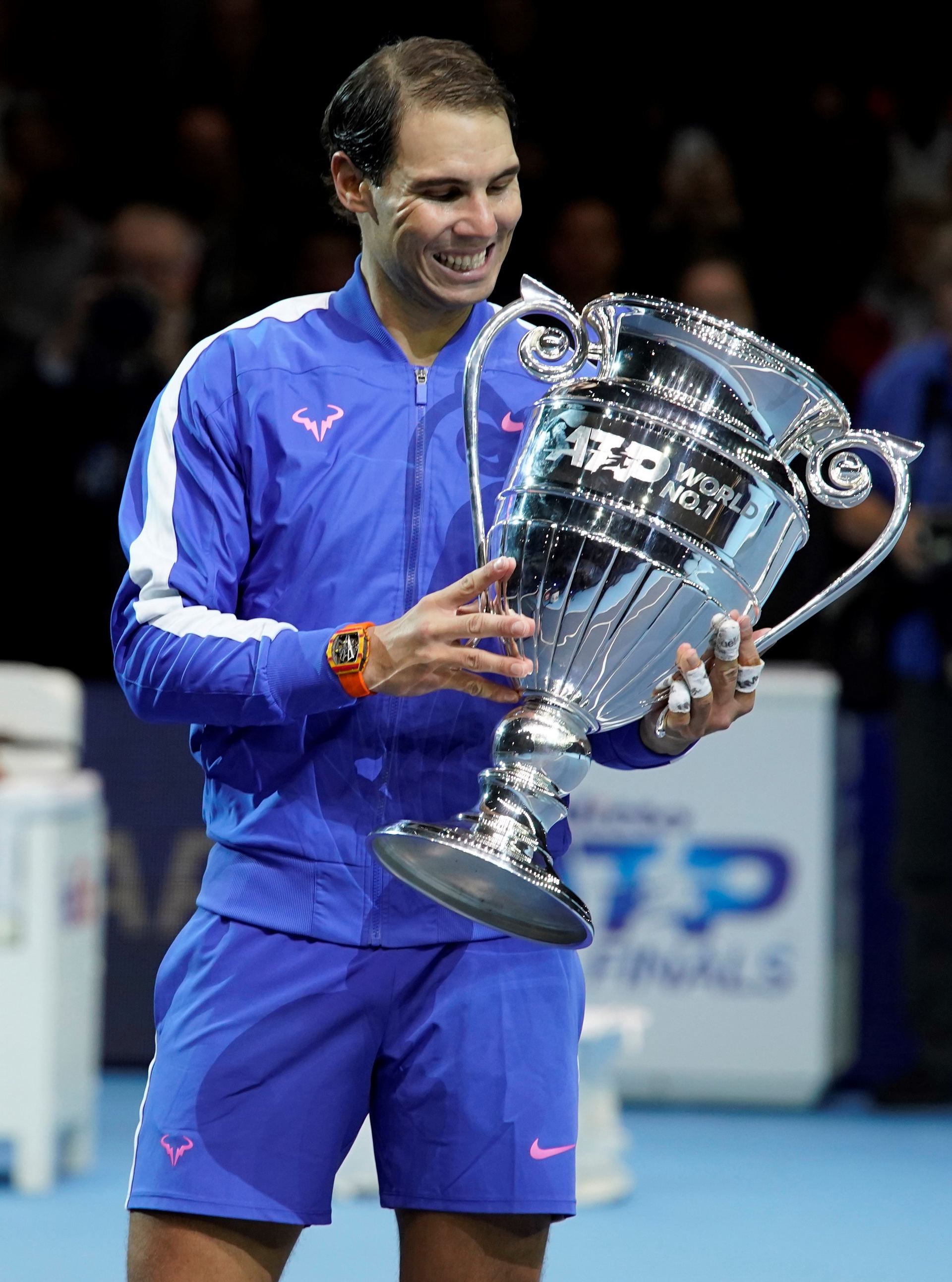 Rafa Nadal recibe el trofeo que le acredita como mejor tenista masculino. / EFE