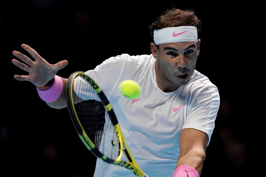 Rafa Nadal devuelve una bola en su debut ante el alemán Alexander Zverev en las Finales ATP de Londres. / EFE