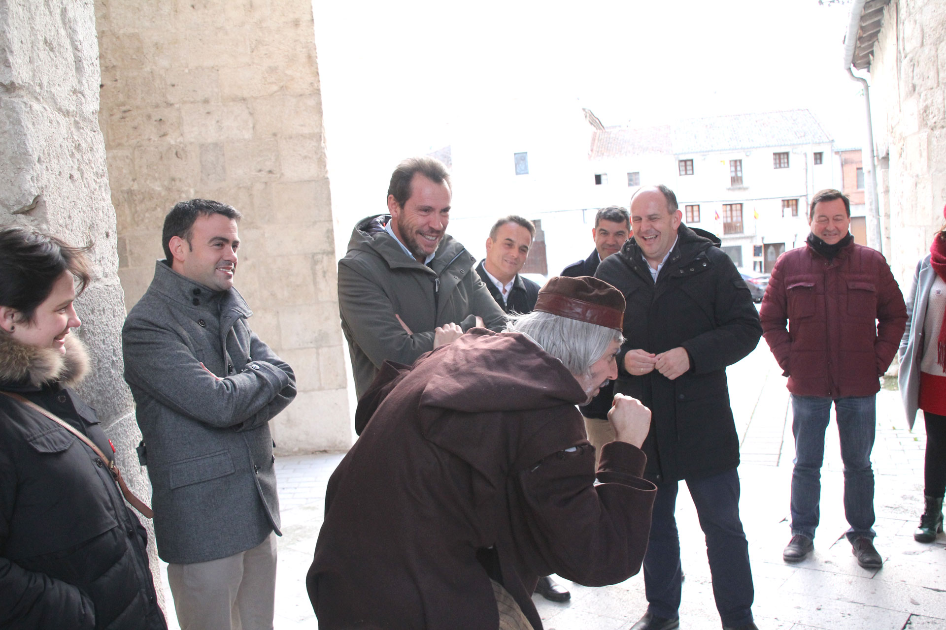 Óscar Puente en su visita a Cuéllar, donde disfrutó de una sorpresa en forma de extracto teatralizado./ c.n.