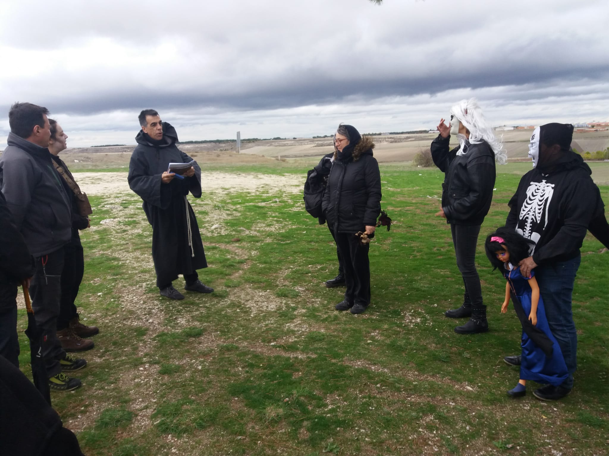 La Santa Compaña en una de sus paradas con lectura teatralizada en Las Lomas. / C.N.