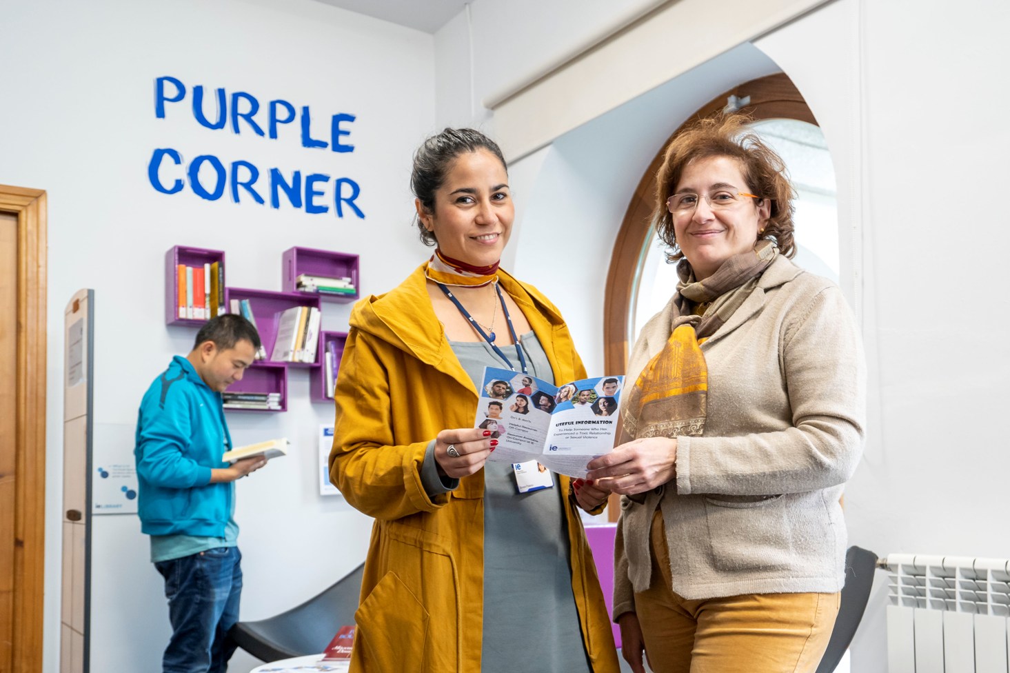 Soraya Polanco y Beatriz Martínez, en el nuevo espacio abierto en la biblioteca de IE University. / Roberto Arribas