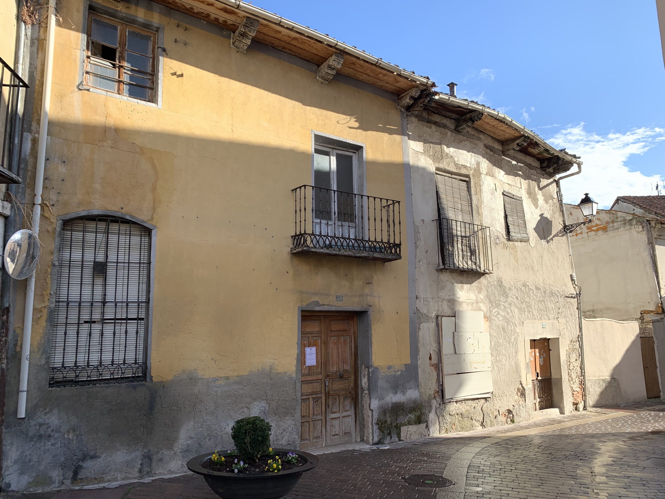 Inmuebles 26 y 28 de la calle San Julián en los que se ejecutarán medidas provisionales de seguridad. / C.N.