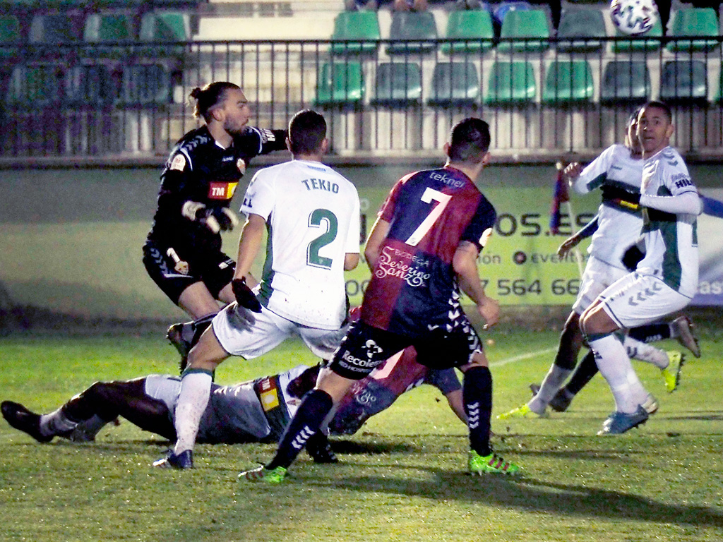 Ivi no llega a rematar en el área del Elche un servicio de Adrián desde la derecha. / KAMARERO