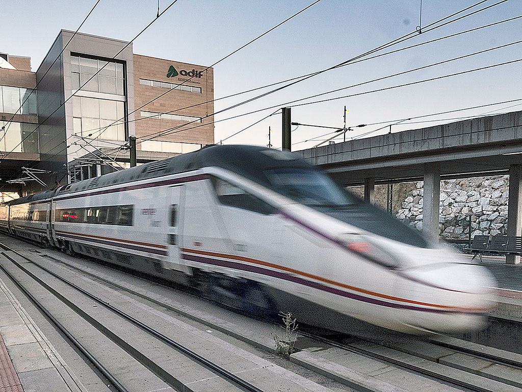 Andén de la estación Segovia-Guiomar, de la red de alta velocidad ferroviaria, que concentra la salida de siete trenes Avant entre las 7.00 horas y las 9,22 horas. / Kamarero