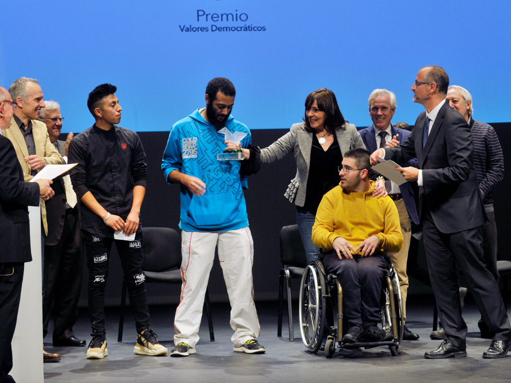 Los alumnos del CIFP de Burgos recogen el primer premio de manos de Luis Fuentes./KAMARERO