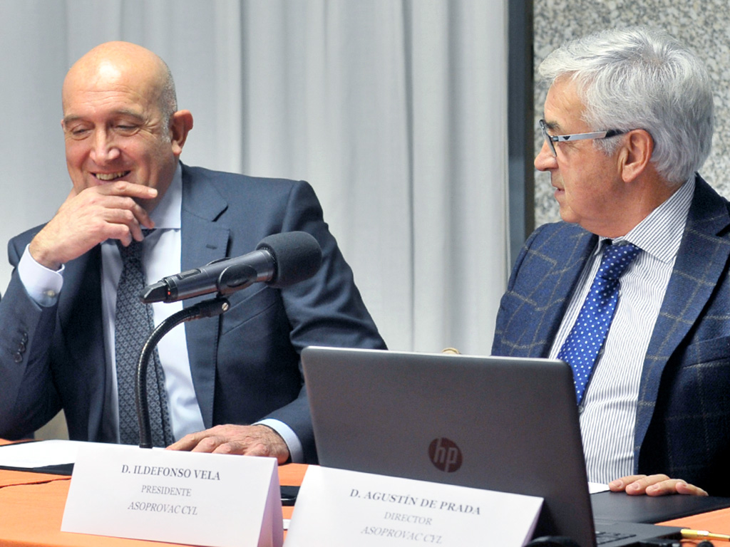 El consejero de Agricultura, Jesús Julio Carnero, y el presidente de Asoprovac, Ildefonso Vela. / kamarero