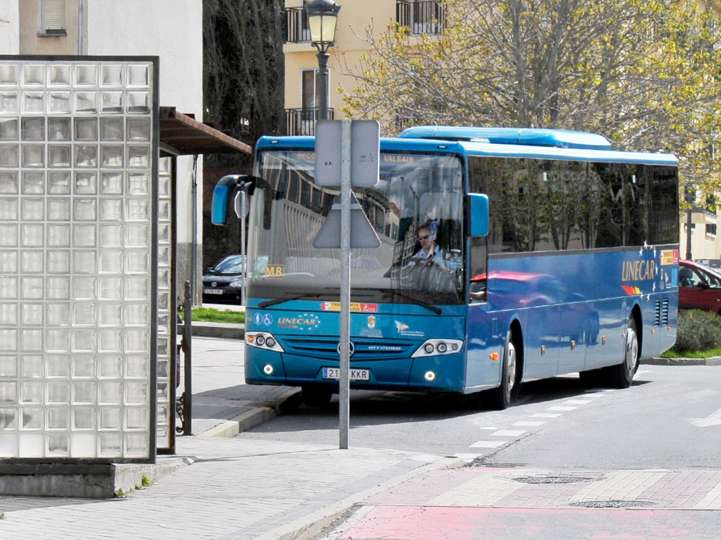 Imagen de un autocar de línea metropolitana en Segovia. / Kamarero