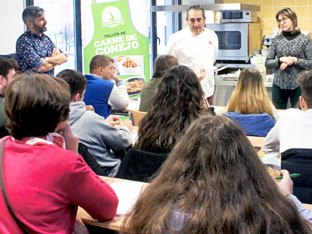 Los alumnos del Hostelería del centro Felipe VI, durante el taller educativo sobre la carne de conejo . / el adelantado