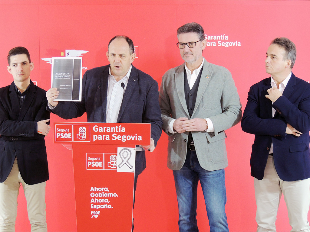 José Luis Aceves con procuradores socialistas y el portavoz del PSOE en la Diputación. / el adelantado