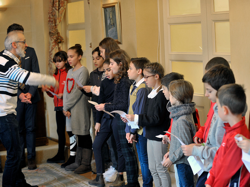 Los niños interpretaron un villancico en las instalaciones municipales. / Kamarero