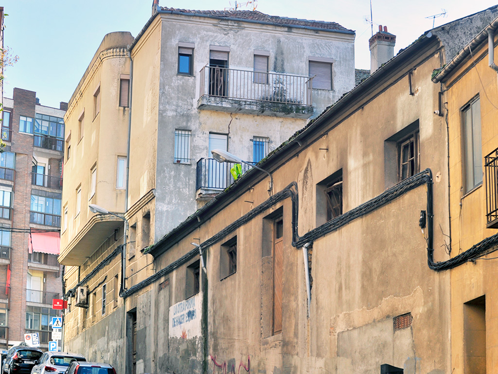 El edificio final de la calle de Antonio Machado, esquina con José Zorrilla, será expropiado. Kamarero