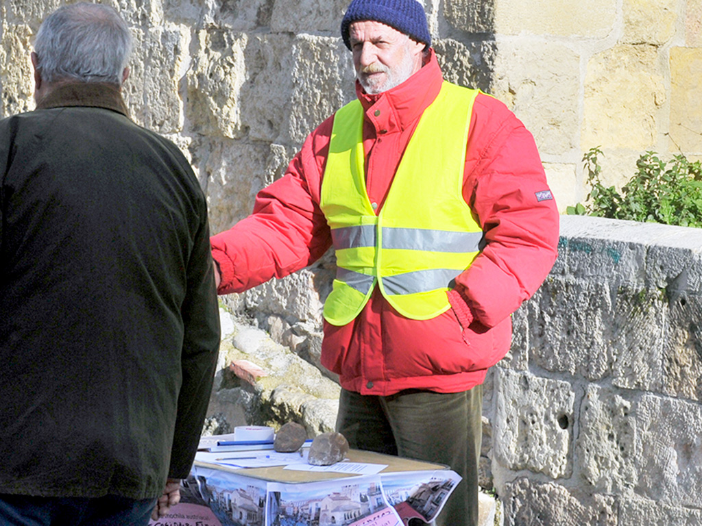 La mesa se instaló junto a la iglesia de San Clemente, en la avenida del Acueducto. / Kamarero