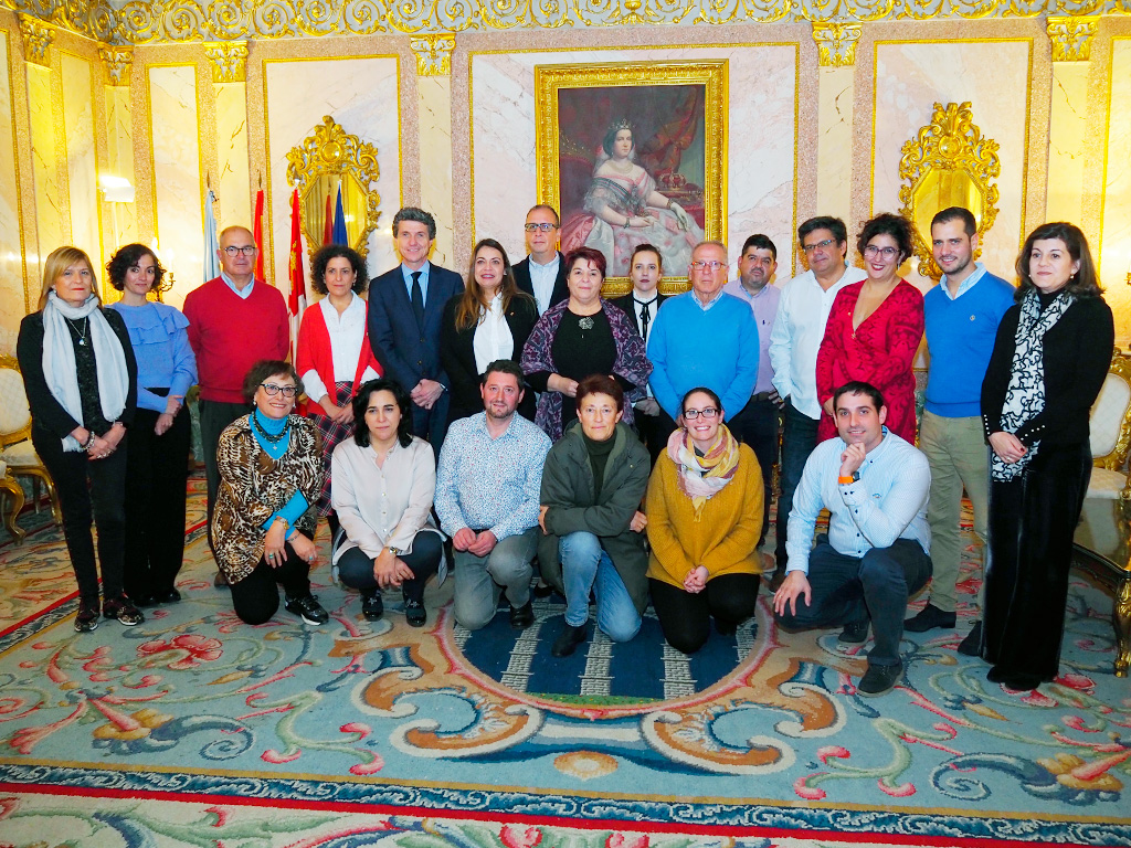 Los nuevos vocales de las Juntas de Barrio posan con la alcaldesa y varios concejales tras tomar posesión. / Kamarero