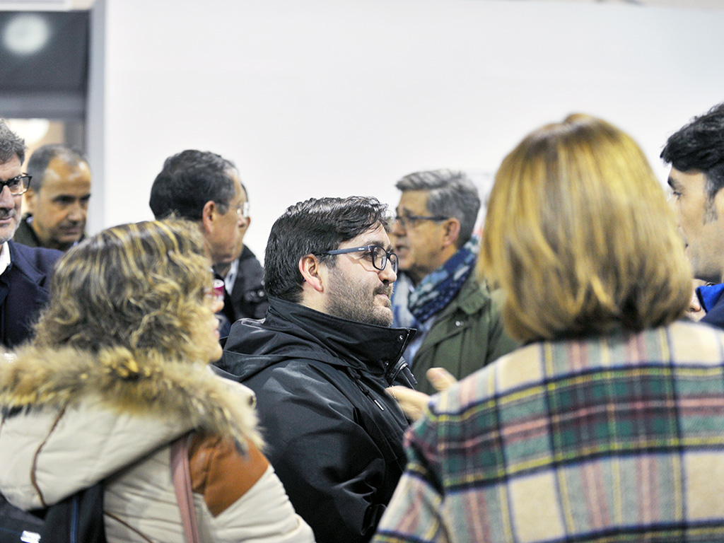 Usuarios de Alta Velocidad y representantes públicos charlan en el encuentro celebrado en la estación. / Kamarero