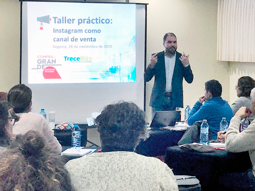 Decenas de comerciantes asisten a una de las charlas impartidas sobre redes sociales. / El Adelantado