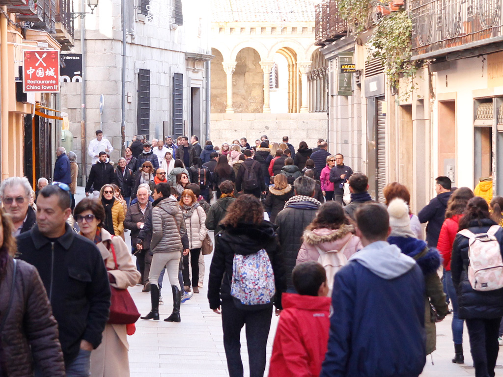 Fin de semana muy concurrido en las calles del centro de Segovia. / Nerea Llorente