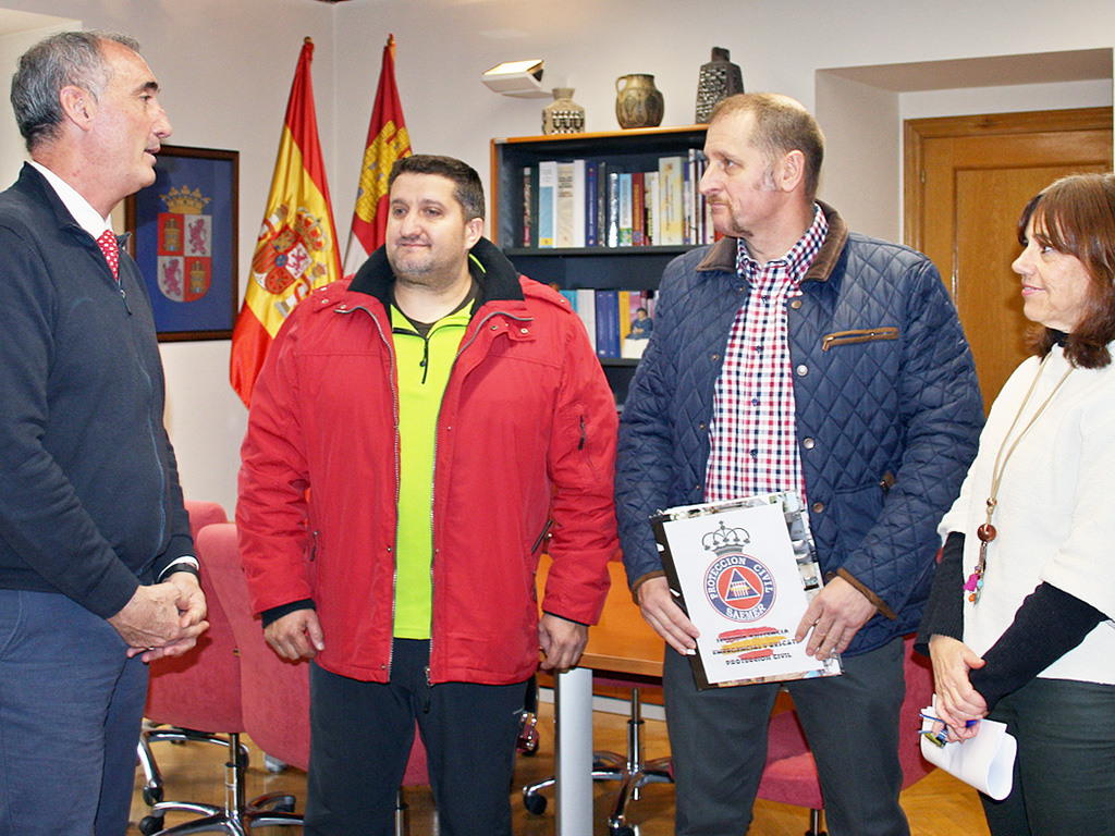José Mazarías (izqd.), junto a tres representantes de la nueva asociación de Protección Civil. / E. A.