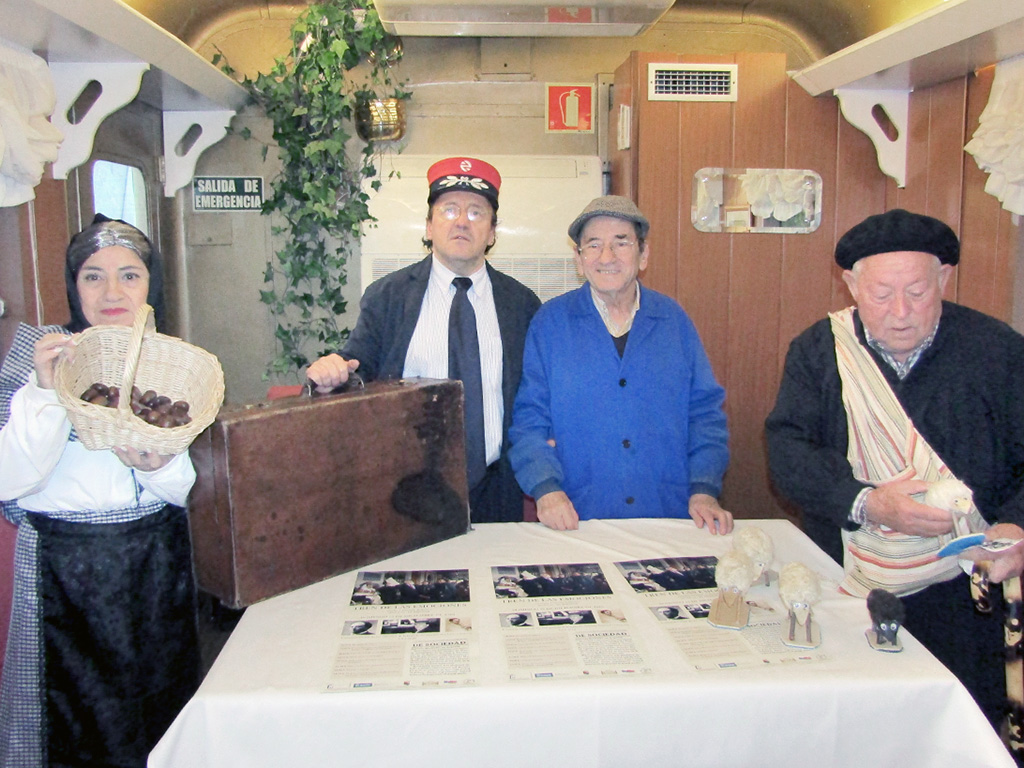 Los responsables de la recreación histórica posan en la presentación de la iniciativa. / La Postal