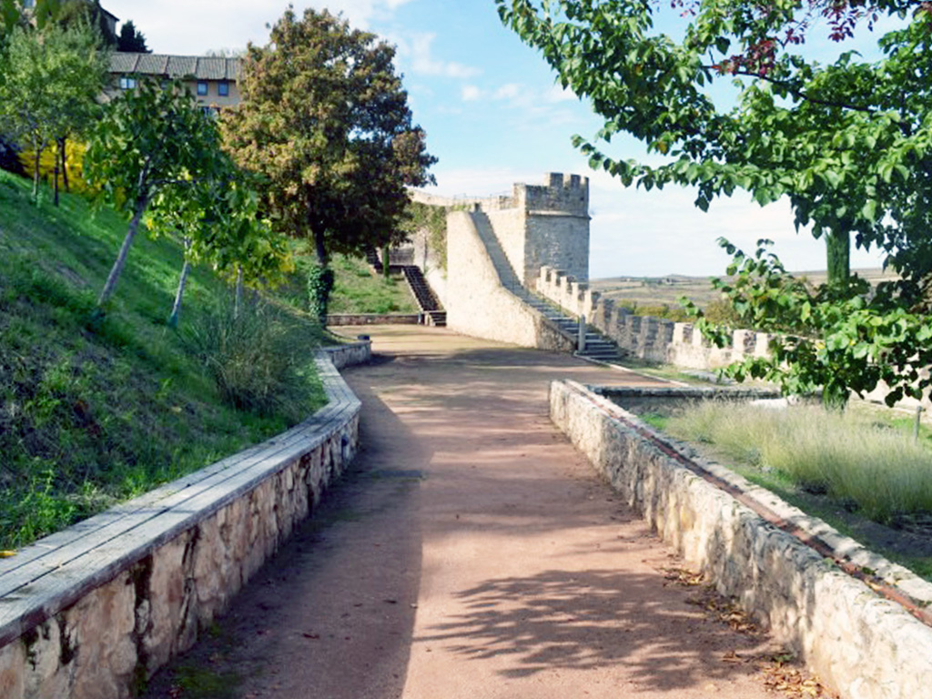 El Jardín de los Poetas se encuentra junto al adarve de la Muralla de la ciudad. / E. A.